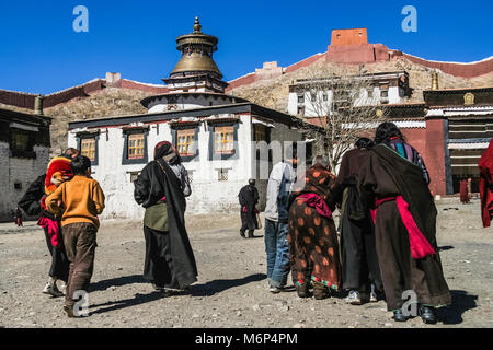 Tibetischen pilgern zum Kloster Pelkor Haderte, Gyantse, Tibet Stockfoto