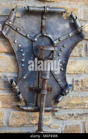 Alte Metall Taschenlampe mit Schild an der Wand Stockfoto