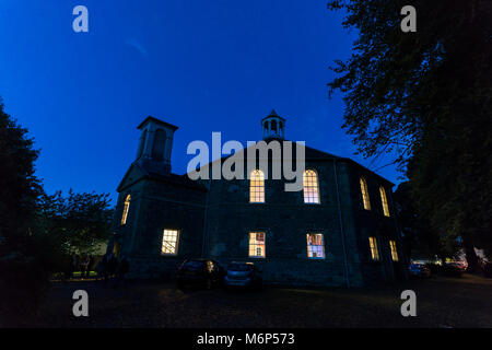 Kelso alte Pfarrkirche in der Nacht, für's Town Folk Festival, da Main Veranstaltungsort Stockfoto