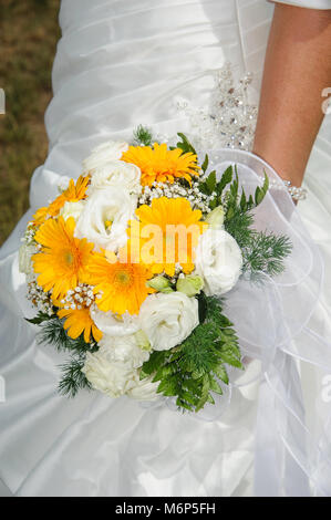 Hochzeit Blumenstrauß mit Rosen und Gerbera Stockfoto