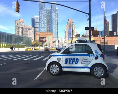 New York City - November 2016: NYPD Polizei verkehrskontrolle Smart Auto auf geschäftigen Manhattan Straße. Stockfoto