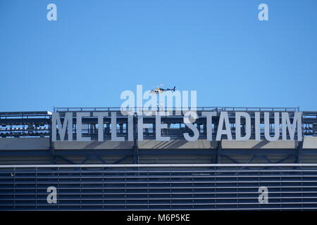 East Rutherford, New Jersey, November 2016: Polizei Hubschrauber über Metlife Stadium fliegen vor New York Jets Riesen Fußball-Spiel. Sicherheit p Stockfoto