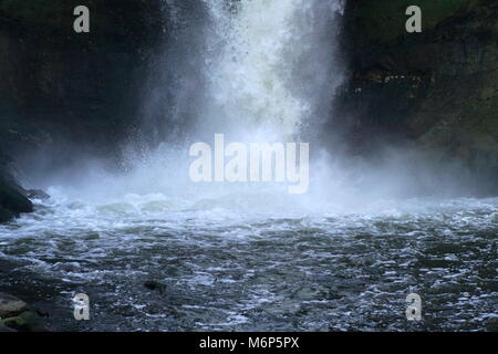 Nahaufnahme Foto von einem Wasserfall Spritzen gegen das kalte Wasser des Flusses in Minneapolis, Minnesota. Minnehaha Falls Stockfoto