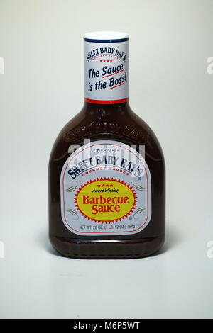 Sweet Baby Rays BBQ Sauce. Barbecue Sauce in Kunststoff Glas container. Für das Kochen Geschmack zu Fleisch - Illustrative Editorial verwendet Stockfoto
