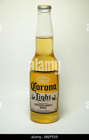 Corona Light Bier Flasche Produkt Foto geschossen. Mexikanische Bier Stil alkoholische Getränke - Illustrative Editorial importiert Stockfoto