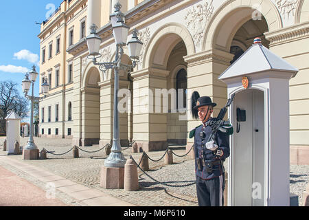 Der Scots Guards, Mitglied von Hans Majestet Kongens Garde HMKG, auf Wache im Königlichen Palast in Oslo, Norwegen Stockfoto