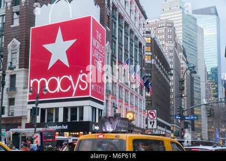 New York City - ca. 2017: Macy's Herald Square Flagship Store in Midtown Manhattan. Einkauf Kleidung in der größten Abteilung Retail s Stockfoto