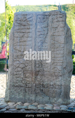 König Gorm dem Alten runenstein von 955 für seine Frau Thyra, einer von zwei massiven geschnitzten runestones Jellingstenene (Jelling Steine) von X Jahrhundert, sehr i Stockfoto