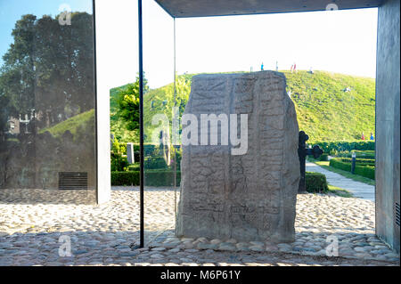 König Gorm dem Alten runenstein von 955 für seine Frau Thyra, einer von zwei massiven geschnitzten runestones Jellingstenene (Jelling Steine) von X Jahrhundert, sehr i Stockfoto