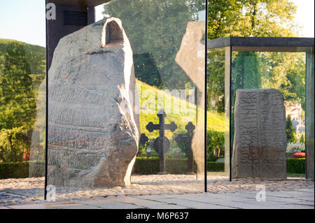 Massive geschnitzten runestones Jellingstenene (Jelling Steine) von X Jahrhundert, auf der linken Seite König Harald von der Bluetooth Gormsson runenstein von 983 in Erinnerung an Stockfoto