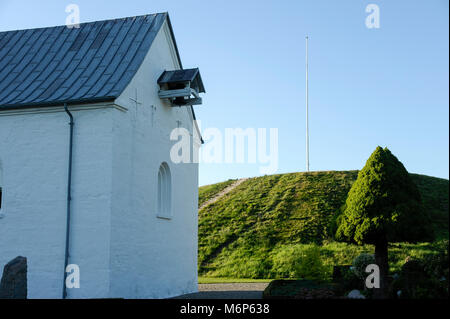 Romanische Jelling kirke (Kirche) in 1100 und großen Norden Damm gebaut, erbaut 958 959 vermutlich für Gorm dem Alten, der erste König von Dänemark, von seinem Sohn Stockfoto