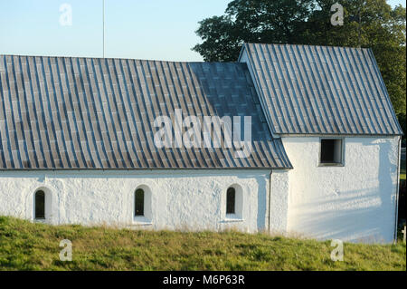 Romanische Jelling kirke (Kirche) in 1100 gebaut. Der königliche Sitz der ersten Könige von Dänemark mit großen Stein Schiff, zwei grosse Grabhügel, die Jelling Stockfoto