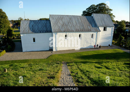 Romanische Jelling kirke (Kirche) in 1100 gebaut. Der königliche Sitz der ersten Könige von Dänemark mit großen Stein Schiff, zwei grosse Grabhügel, die Jelling Stockfoto