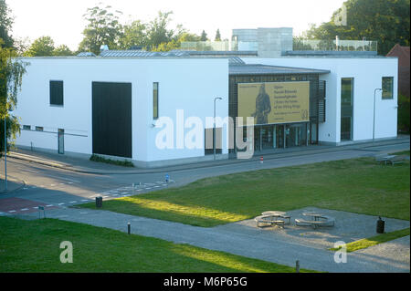 Kongernes Jelling (Heimat der Wikinger Könige) National museum in Jelling, Dänemark. August 8 2015. Der königliche Sitz der ersten Könige von Dänemark mit großen Stockfoto