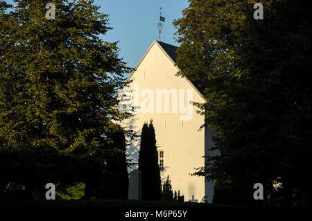 Romanische Jelling kirke (Kirche) in 1100 gebaut. Der königliche Sitz der ersten Könige von Dänemark mit großen Stein Schiff, zwei grosse Grabhügel, die Jelling Stockfoto