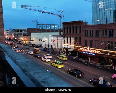 Nashville, Tennessee, circa 2017: Innenstadt auf den Streifen bei Music Row in Land Hauptstadt der Welt. Bars und Restaurants an der Straße Stockfoto