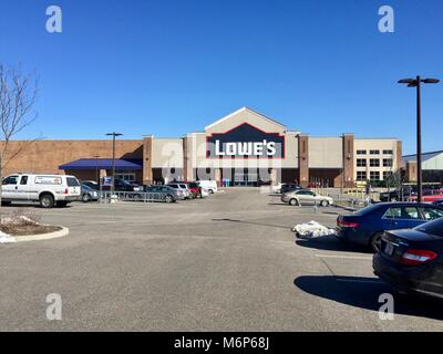 Long Island, New York - ca. 2017: Lowe's Home Improvement und Appliance Chain Store Exterieur zur Gründung Foto. Fortune 500-Unternehmen verkauft Co Stockfoto