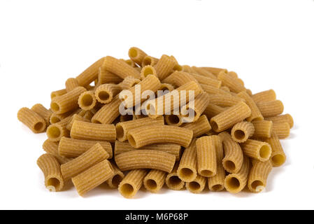 Rustikale rigatoni Nudeln auf weißem Hintergrund Stockfoto