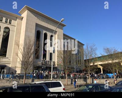 Bronx, NY - ca. 2017: Yankee Stadium äußeren Tag Foto. Ventilator warten außerhalb des Ballpark mit Tickets geben durch Sicherheit. Stockfoto