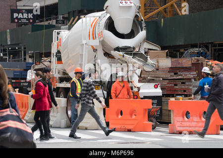 New York City - ca. 2017: Manhattan Baustelle Gebäude Hochhaus. Union die Arbeitnehmer gießen Beton von Lkw für Stadtentwicklung Stockfoto