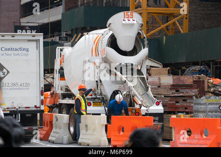 New York City - ca. 2017: Manhattan Baustelle Gebäude Hochhaus. Union die Arbeitnehmer gießen Beton von Lkw für Stadtentwicklung Stockfoto