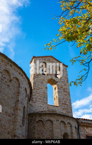 Santa Cecilia Kirche, einer romanischen Kirche, die Häuser Kunstwerk der irische Maler Sean Scully, auf der Säge - gezahnte Berge von Montserrat, in der Nähe von Barcelo Stockfoto