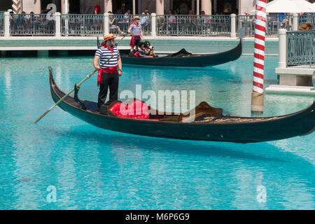 Las Vegas, Nevada - ca. 2017: venezianische Hotel Canal Gondel außerhalb am Las Vegas Boulevard strip. Italienische replica Thema Attraktion von Venedig Stockfoto