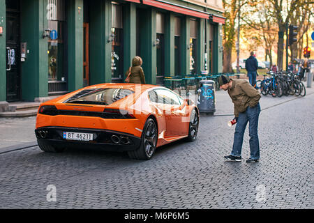 Orange Huracan Lamborghini LP 580-2 Spyder Auto freigegeben etwa in Italien 2016 auf der Straße geparkt, wodurch ein großes Interesse bei den Passanten. Stockfoto