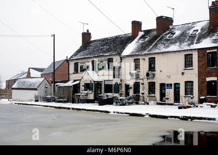 Das Kap der Guten Hoffnung Pub im Winter, Grand Union Canal, Warwick, Großbritannien Stockfoto