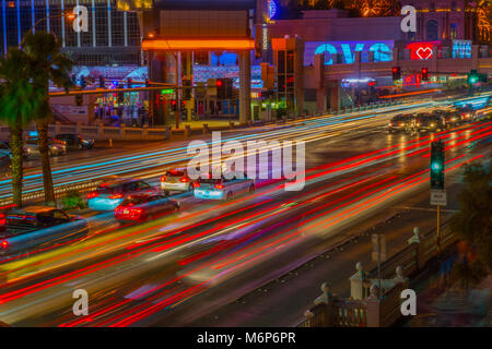 Las Vegas, USA - ca. 2017: Lange Belichtung heller Trails von Las Vegas Blvd Verkehr an der belebten Kreuzung. Taxi warten an der roten Licht und Auto zoom durch. CVS-Ph Stockfoto