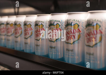 New York City, ca. 2017 - Canada Dry Seltzer Dosen bis auf Lebensmittel essen Regal gefüttert. Beliebte Wasser mit Kohlensäure trinken Durst zu stillen. Illustrativ Stockfoto