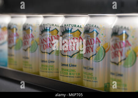 New York City, ca. 2017 - Canada Dry Seltzer Lemon Lime Dosen bis auf Lebensmittel essen Regal gefüttert. Beliebte Wasser mit Kohlensäure trinken Durst zu stillen. Stockfoto