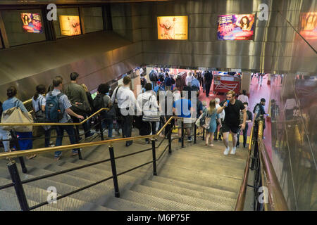 New York City, ca. 2017: Penn Station Treppe, anständig zu Plattform. Pendler fahren auf lirr Bahnhof abendlichen Hauptverkehrszeit Stockfoto