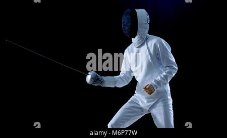 Eine professionelle Fechter steht bereit zu kämpfen. Schuß isoliert auf schwarzen Hintergrund mit kalten Tönen. Stockfoto