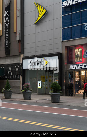 New York City, ca. 2017: Sprint Wireless Mobile Phone Store Front auf die 34th Street Manhattan. Business Logo Fassade Stockfoto