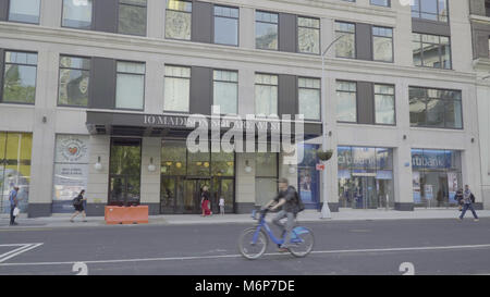 New York City, ca. 2017: Gründung foto Tag DX Äußere ein Luxus Immobilien Wohnung Büro Gebäude in Manhattan. Citibike rider Pass Stockfoto