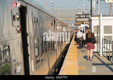 Long Island, NY - ca. 2017: Long Island Railroad LIRR MTA Zug warten auf Passagiere an Bord zu Station während des morgendlichen Berufsverkehrs pendeln Stockfoto