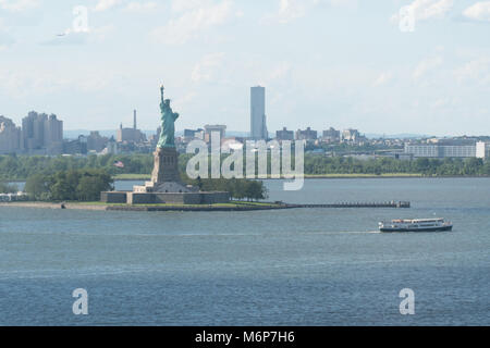 Freiheitsstatue große Luftaufnahme über den New Yorker Hafen Wasser auf Sommer Tag am 4.Juli Independence Day Wochenende Stockfoto