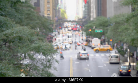 Unscharf Unschärfe auf lange Sicht die 42nd Street in Manhattan. Overhead shot der hektischen Rush hour Midtown Verkehr. Bus, Auto, persönliches Fahrzeug Straße besetzen Stockfoto