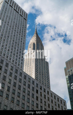 New York City, ca. 2017: Chrysler Building geschossen hinter Midtown Manhattan Skyline Gebäude. Vertikal gerahmt Stockfoto