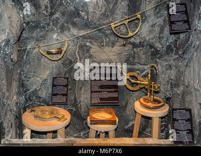 Tal (ridnaun Ridnaun) in Südtirol, Italien - Mai 27,2017: Innenraum Hall des Südtiroler Bergbaumuseum: Exposition von Messgeräten in Mi verwendet Stockfoto