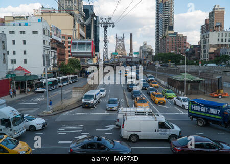 New York City, ca. 2017: Roosevelt Island Tramway Overhead 2. Avenue und die Queensboro Bridge der nachfolgende Verkehr Bahnhof Stockfoto