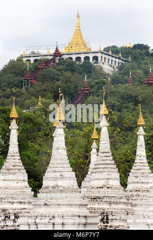 Die weißen stupas Der Sandamuni Pagode mit der Mandalay Hill im Hintergrund.. Myanmar (Birma). Stockfoto