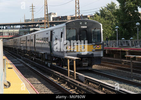New York City, ca. 2017: Long Island Railroad Zug fährt mit Passagieren von Manhattan zu Station Ziel während der Tag pendeln Stockfoto