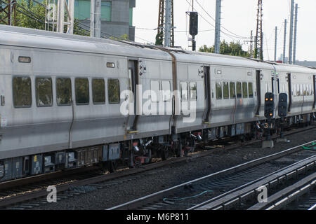 Commuter railroad Zug am Anschluss während der Rush Hour befördern Passagiere von der Arbeit zu Hause. Tag Zeit außerhalb der Bewegungsunschärfe Foto Stockfoto