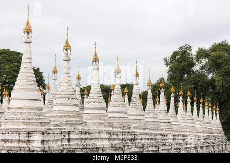 Die weißen stupas Der Sandamuni Pagode. Mandalay, Myanmar (Birma). Stockfoto