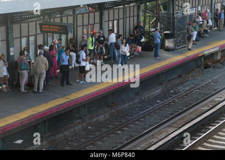 New York City, ca. 2017: Die Menschen warten auf Long Island Railroad train in Queens, NY während der hektischen Rush hour Pendeln Stockfoto