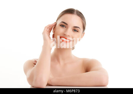 Porträt der schönen jungen Frau mit toothy Lächeln und strahlende Haut an vereinzelten weißen Hintergrund posiert. Stockfoto