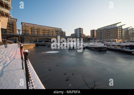 Boote in Limehouse Marina, London, wo der Schnee über Nacht gefallen war. Stockfoto