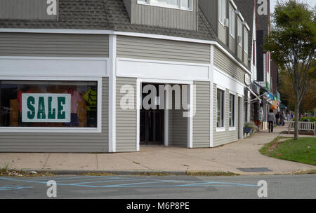 Tag Zeit äußere Generische keine Schilder Einzelhandel Bekleidung Storefront auf einer Hauptstraße in der kleinen Stadt überall USA. Menschen Fenster shop nach oben und unten Bürgersteig Stockfoto